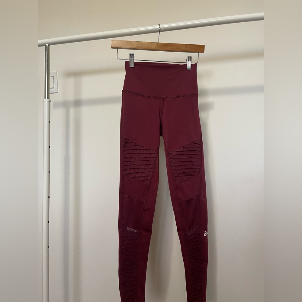 Alo yoga leggings,  brand favourite for celebrities as seen on Taylor swift
